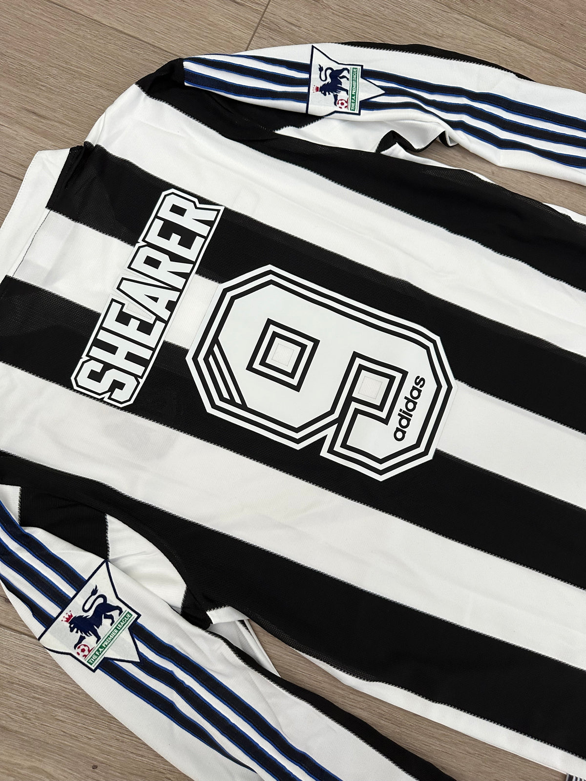 Newcastle Alan Shearer #9 1995/97 Home Long Sleeve Retro Soccer Jersey Men Size